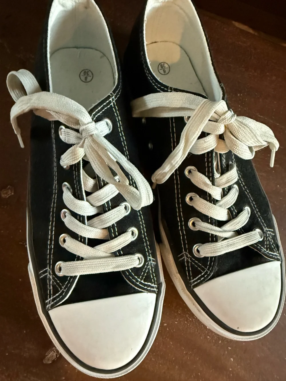 Classic unbranded Black Low-Top Canvas Sneakers - Women's Size 8 / EU 39 EUC